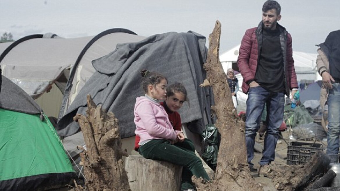 «Στην Ειδομένη βράζουν το χορτάρι για να φάνε κάτι ζεστό», καταγγέλλει Ιρακινός